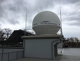 Antenne der OPS-SAT Missionskontrolle im Satellitenkontrollzentrum der ESA in Darmstadt.
(Bild: ESA, CC BY-SA 3.0 IGO)
